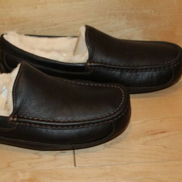 NIB UGG MEN'S LEATHER ASCOT CHINA TEA SHEARLING LINED SLIPPERS - Picture 2 of 11